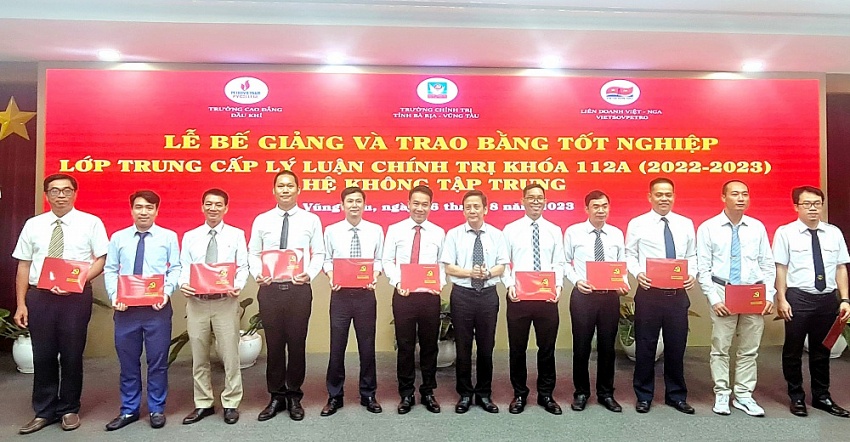 Đàm Xuân Tùng- Phó BT Đảng ủy, Phó HT Trường chính trị tỉnh BRVT  trao bằng tốt nghiệp cho Học Viên của khóa 112A
