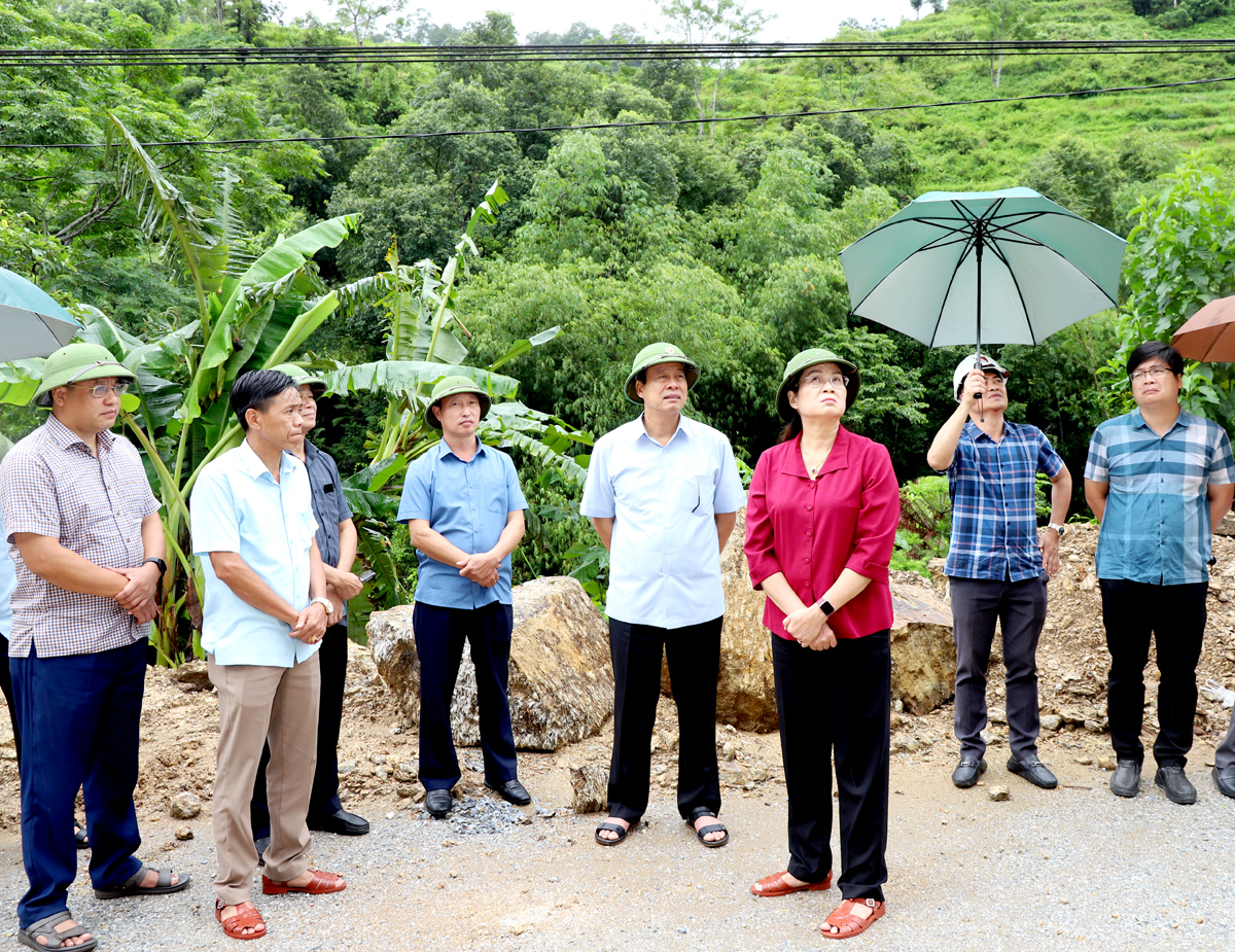 Chủ tịch UBND tỉnh Nguyễn Văn Sơn kiểm tra tình hình sạt lở trên tuyến ĐT.177.