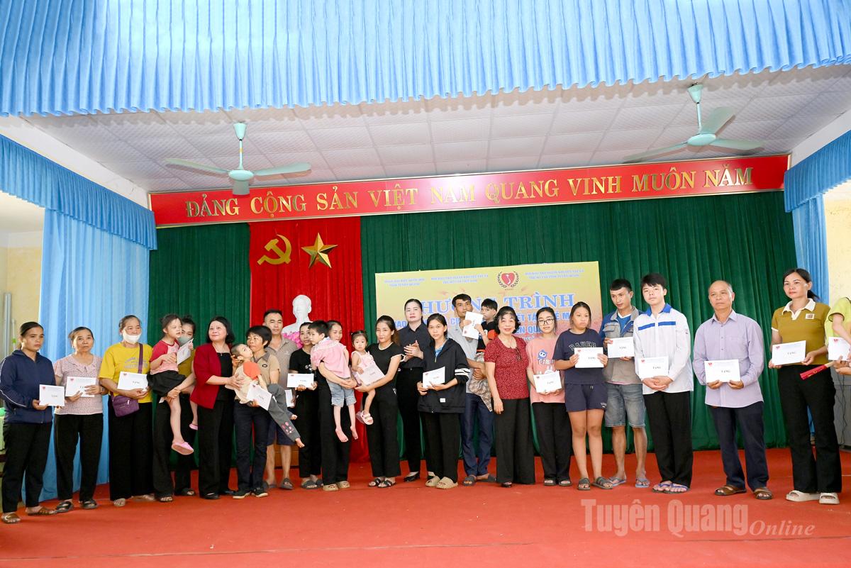 Tuyên Quang: Trao 77 suất quà cho người khuyết tật và trẻ mồ côi, hộ nghèo xã Bình Ca