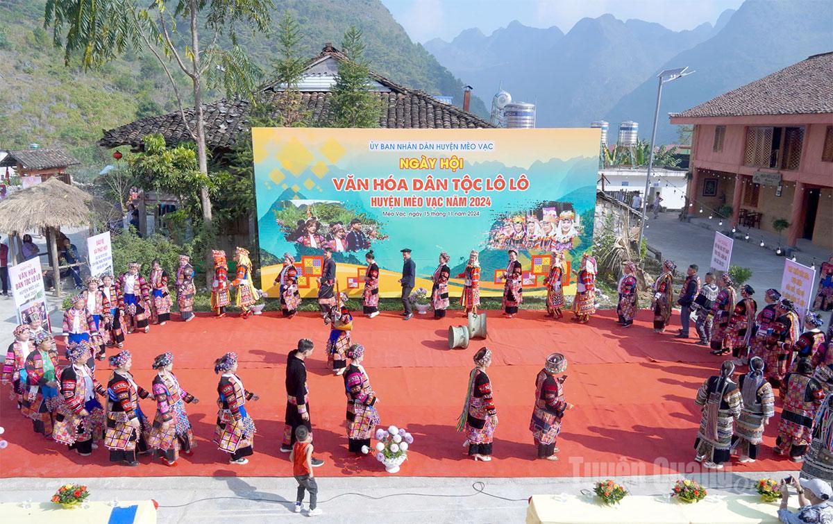Tuyên Quang: Sắc váy Lô Lô trong điệu vòng ngày hội