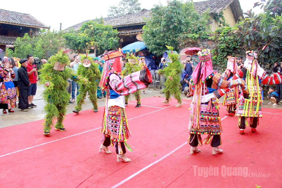 Tuyên Quang: Sắc váy Lô Lô trong điệu vòng ngày hội