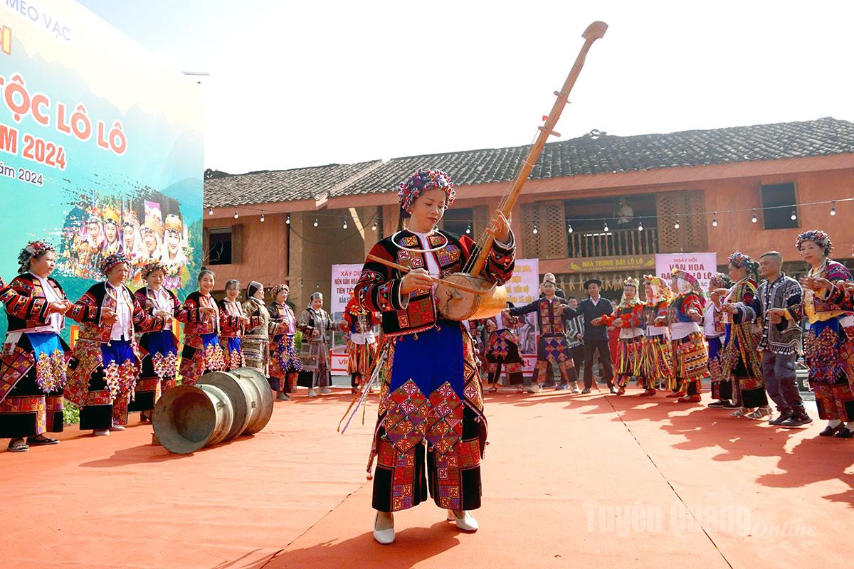 Tuyên Quang: Sắc váy Lô Lô trong điệu vòng ngày hội