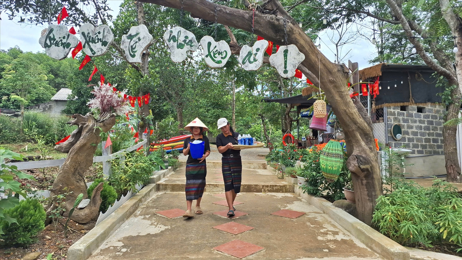 Từ truyền thông “giảm nghèo thông tin” đến điểm du lịch giàu bản sắc