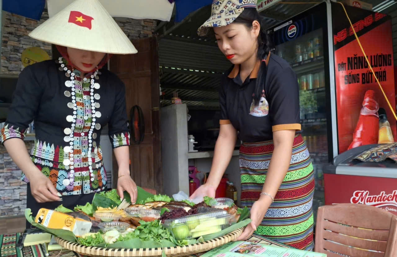 Từ truyền thông “giảm nghèo thông tin” đến điểm du lịch giàu bản sắc