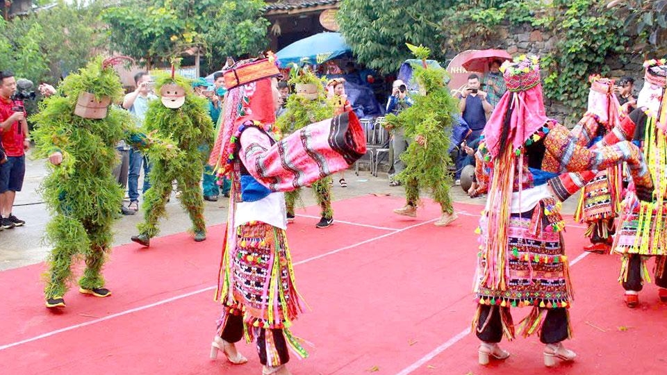 Tuyên Quang: Sắc váy Lô Lô trong điệu vòng ngày hội
