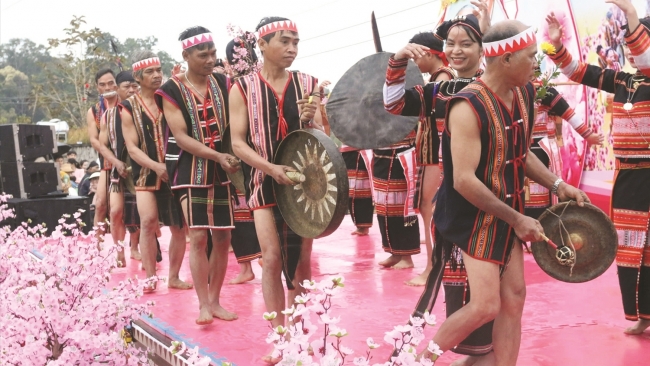 Người làm “sống lại” âm nhạc truyền thống dân tộc