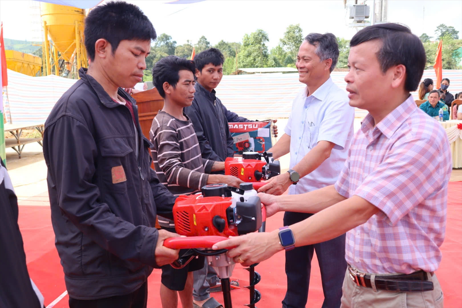 Phiên chợ 0 đồng ấm lòng đồng bào Xơ Đăng