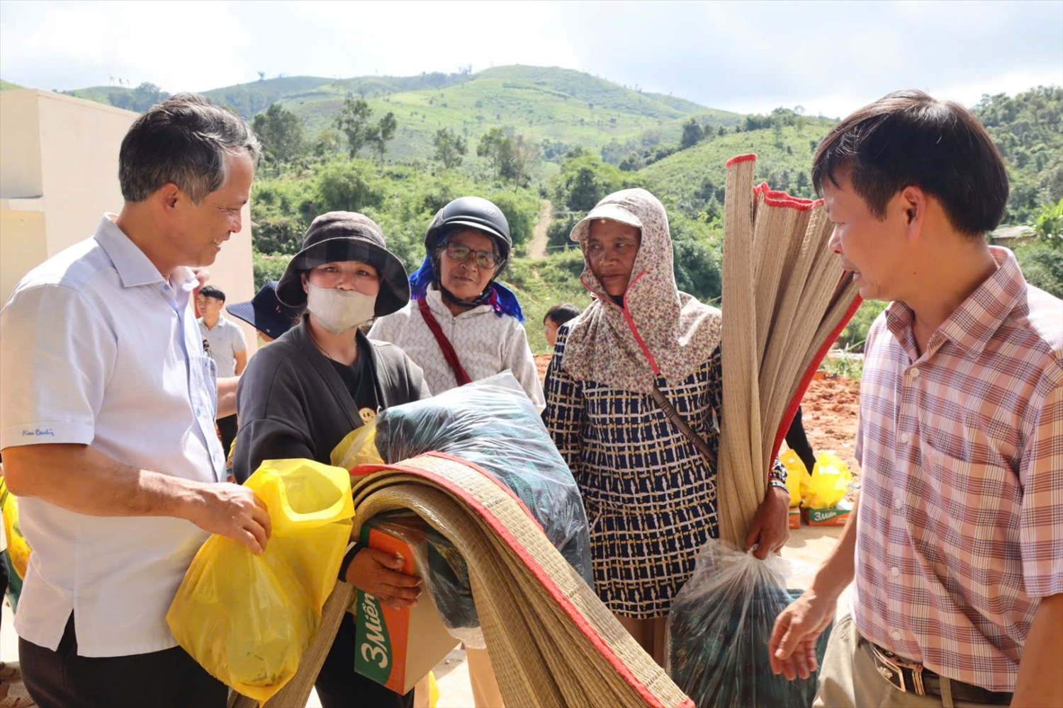 Phiên chợ 0 đồng ấm lòng đồng bào Xơ Đăng