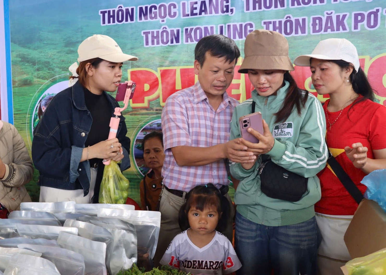 Phiên chợ 0 đồng ấm lòng đồng bào Xơ Đăng