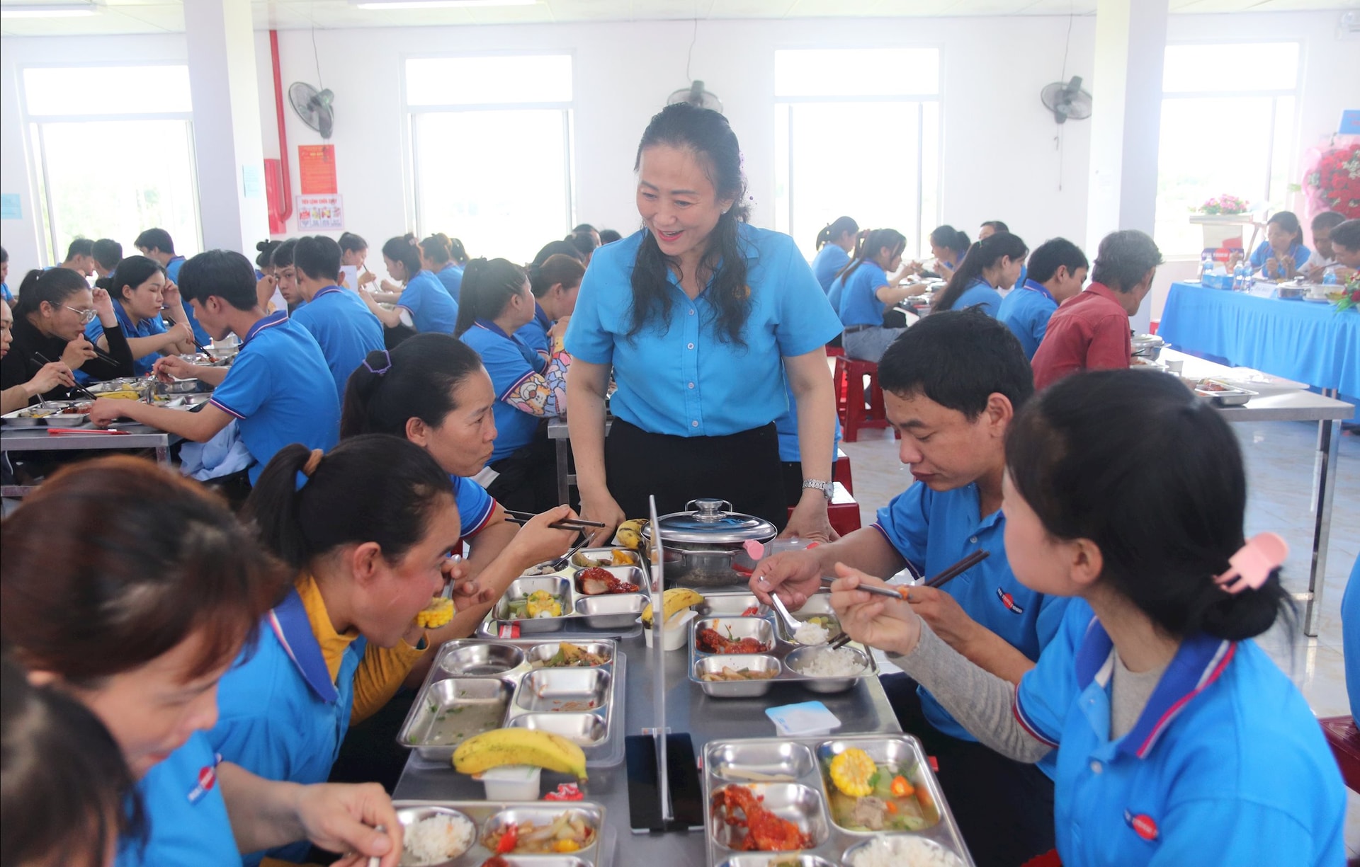 Lâm Đồng: Ấm áp "Bữa cơm công đoàn" cho gần 600 công nhân lao động