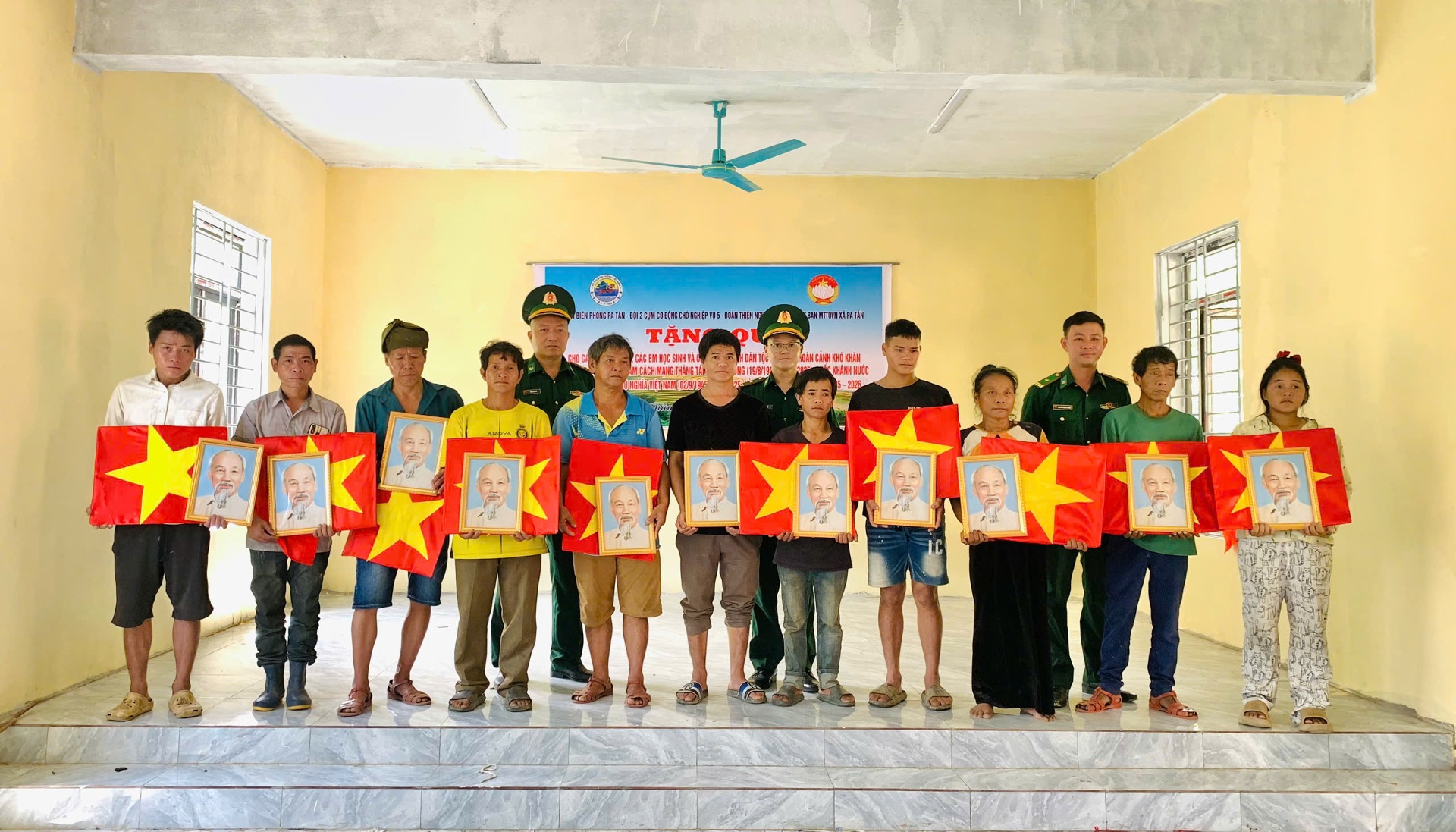 Lai Châu: Thăm hỏi, tặng quà học sinh và đồng bào xã Pa Tần