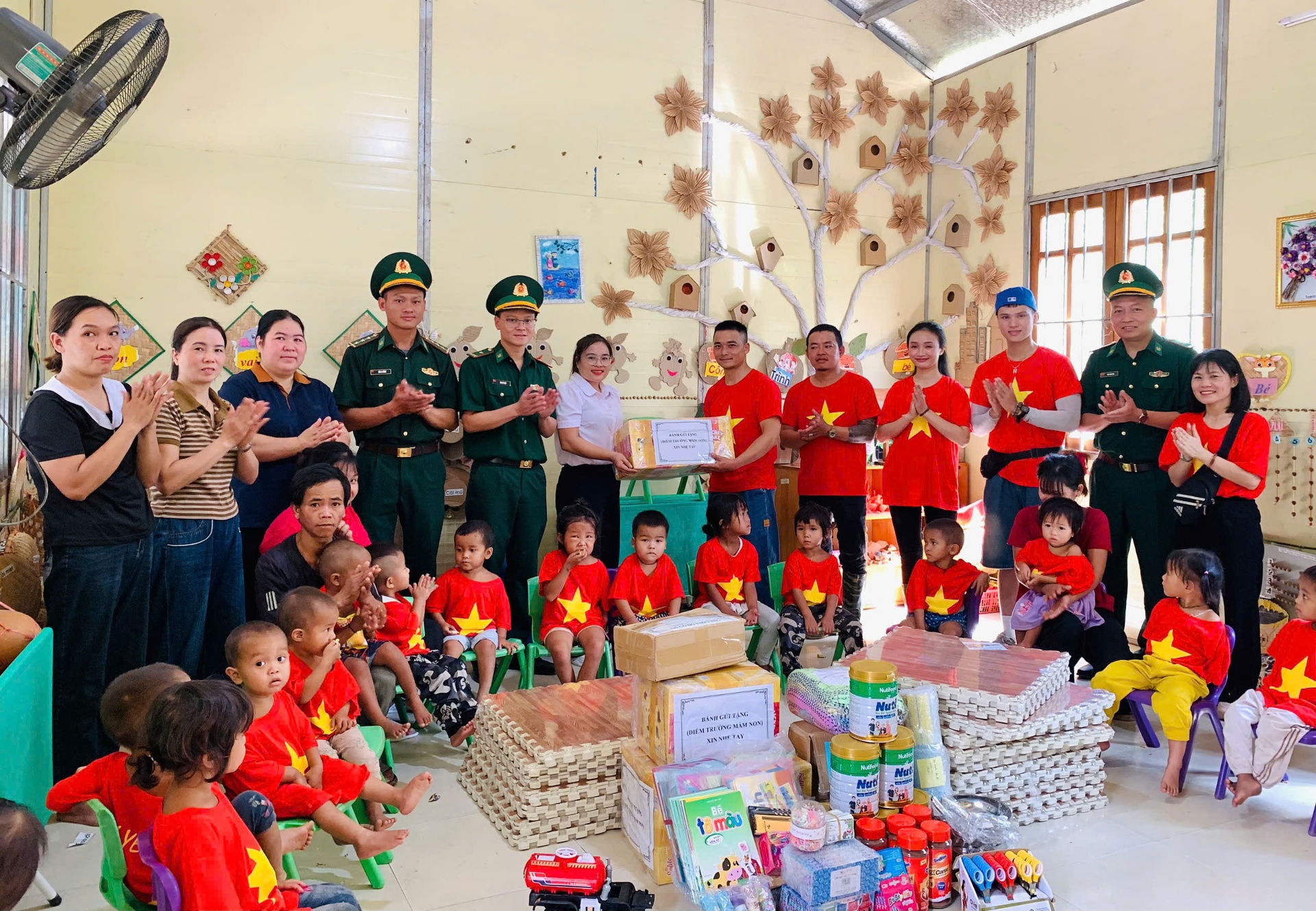 Lai Châu: Thăm hỏi, tặng quà học sinh và đồng bào xã Pa Tần