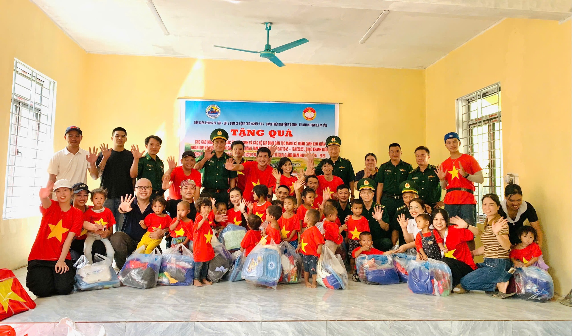 Lai Châu: Thăm hỏi, tặng quà học sinh và đồng bào xã Pa Tần