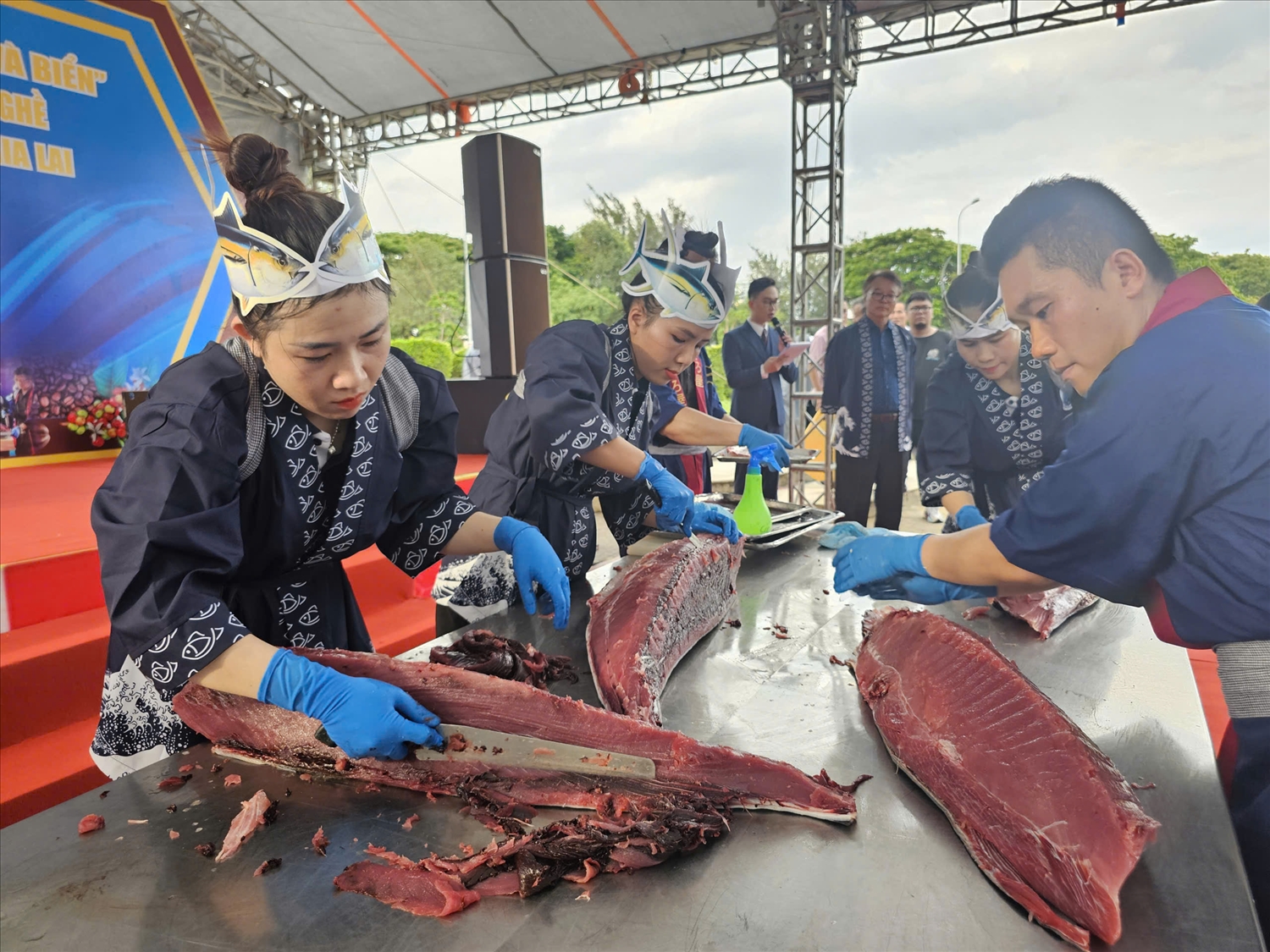 Du khách thích thú với các món ngon từ đại ngàn và biển cả của Gia Lai