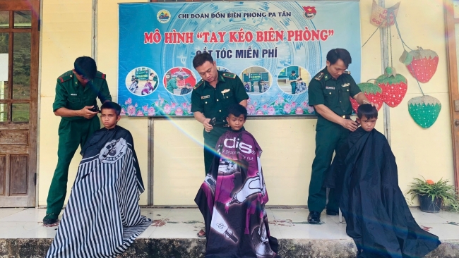 Lai Châu: Thăm hỏi, tặng quà học sinh và đồng bào xã Pa Tần