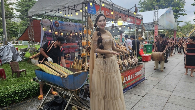 Du khách thích thú với các món ngon từ đại ngàn và biển cả của Gia Lai