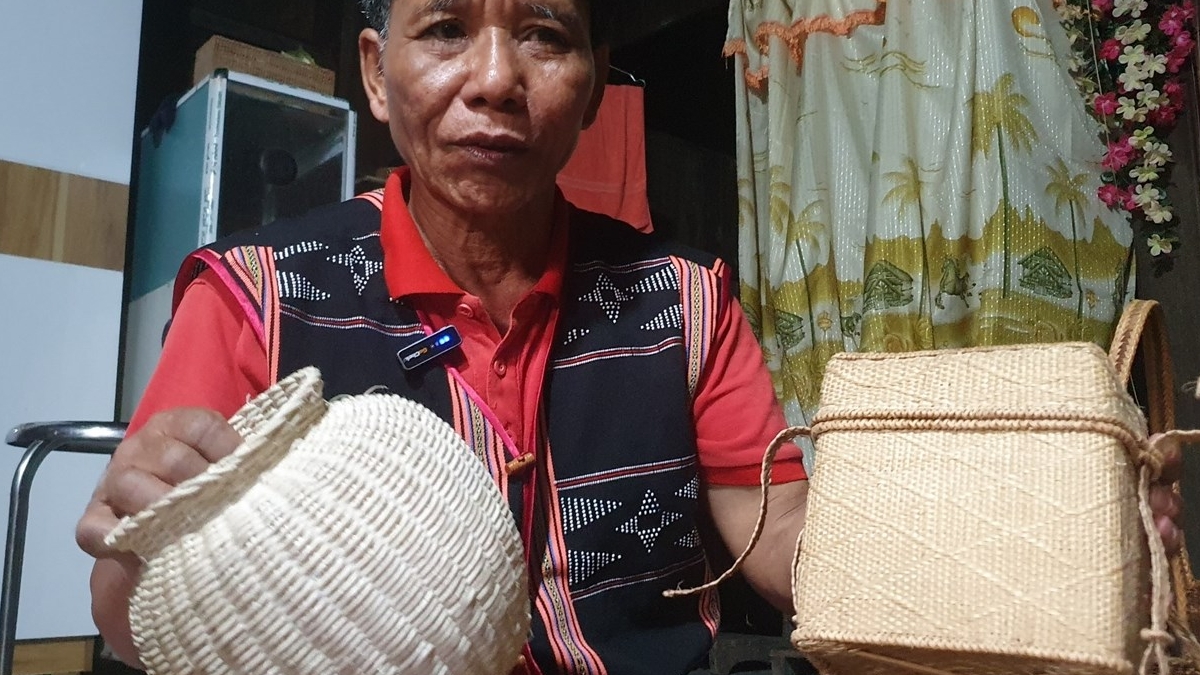 Những người giữ nghề truyền thống ở vùng cao