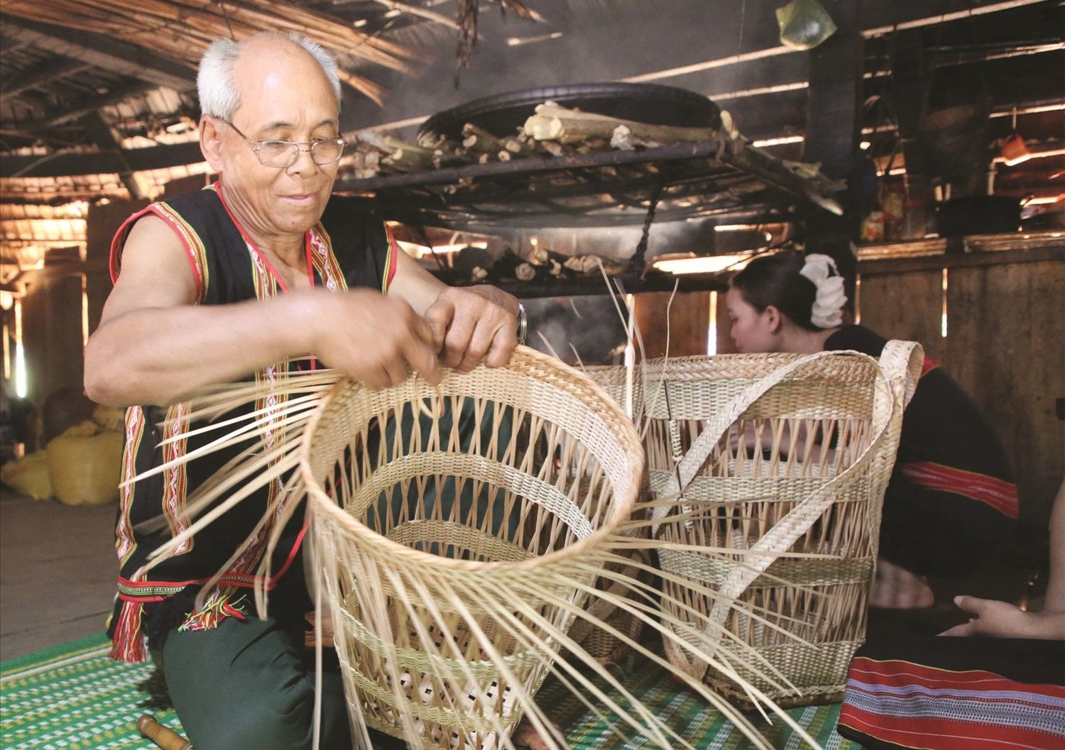 Những người giữ nghề truyền thống ở vùng cao