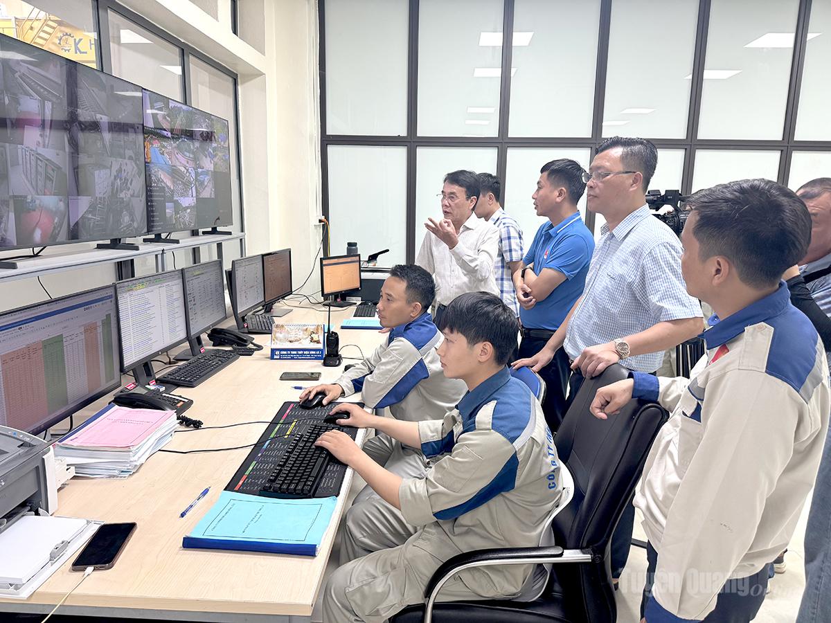 Các kỹ sư Nhà máy điện sông Lô 2 vận hành, theo dõi quá trình sản xuất điện bằng công nghệ hiện đại.