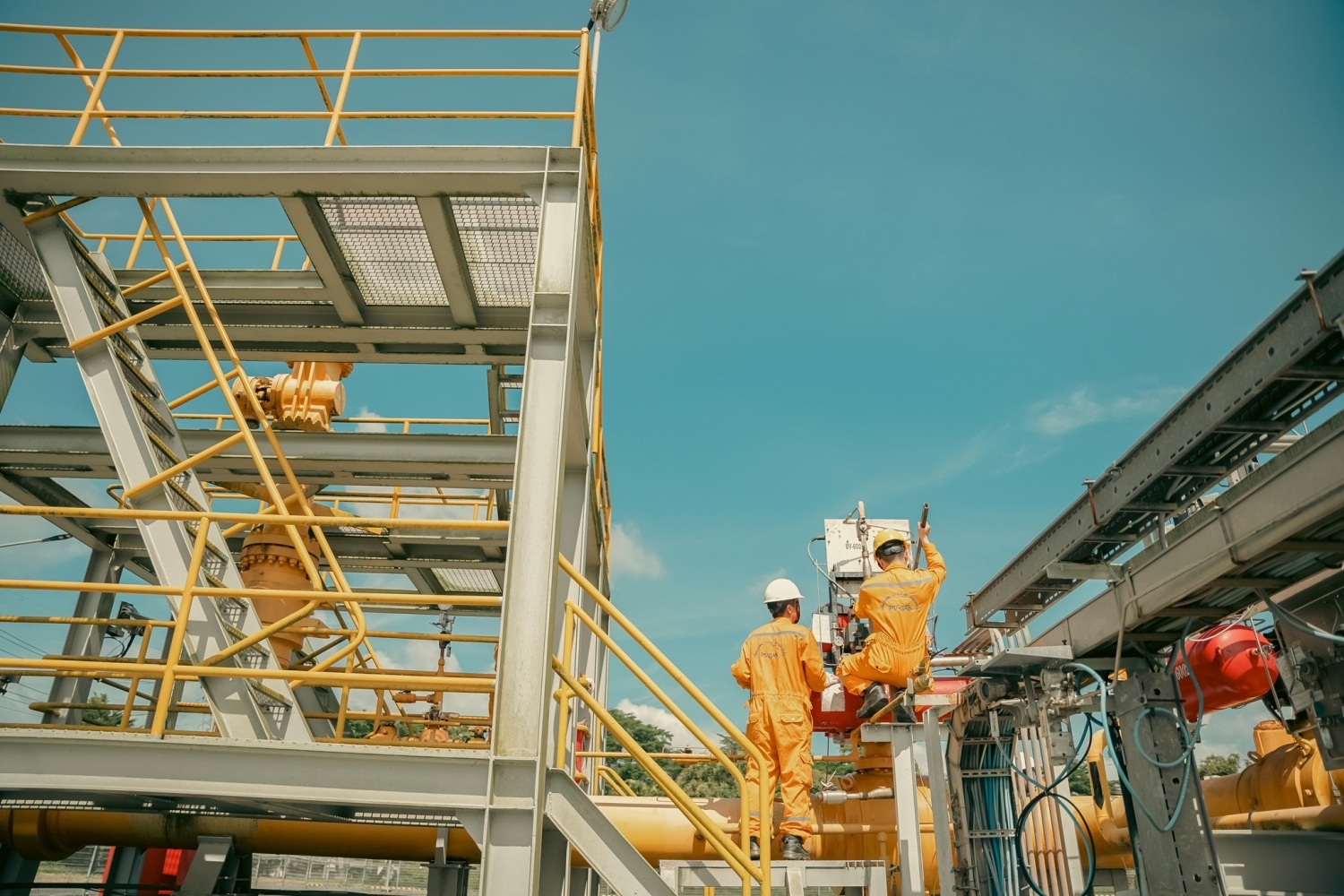 Người lao động PV GAS thực hiện công tác bảo dưỡng công trình khí Người lao động PV GAS thực hiện công tác bảo dưỡng công trình khí