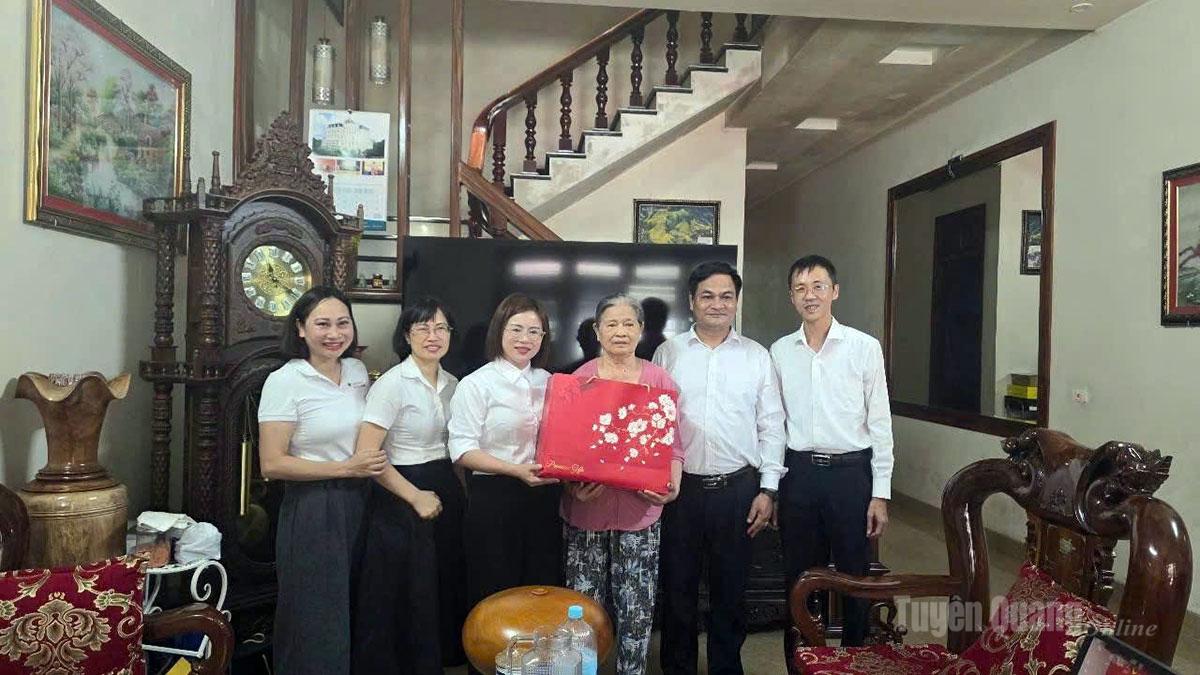 Lãnh đạo Agribank Chi nhánh Tuyên Quang thăm, tặng quà gia đình chính sách trên địa bàn tỉnh.