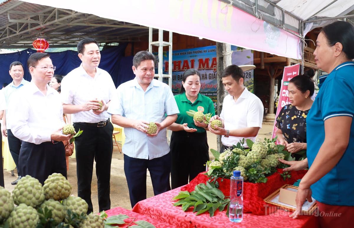 Các đại biểu tham quan không gian trưng bày sản phẩm na tại lễ khai mạc.