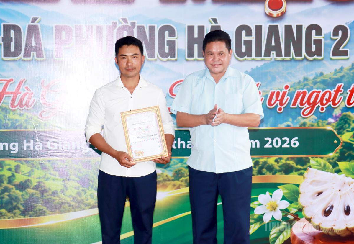 Bí thư Đảng ủy phường Hà Giang 2 Vàng Seo Cón trao Giải Nhất cho chủ vườn đoạt giải trong Hội thi “Vườn Na Núi đá” năm 2026.