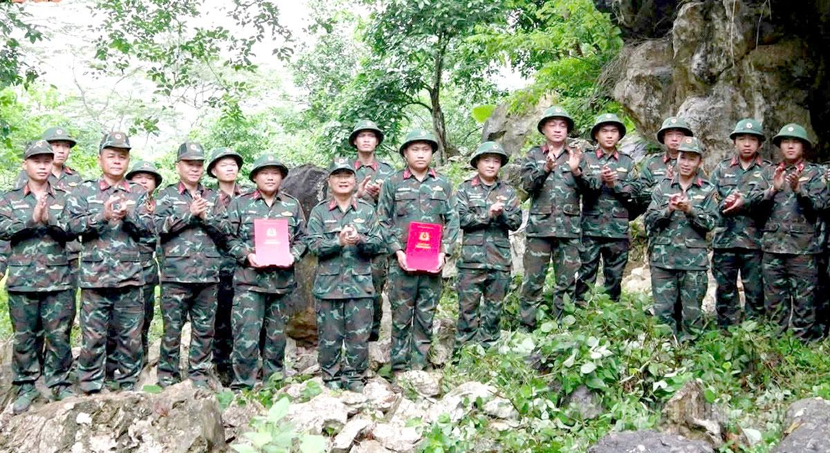 Đại diện Bộ Chỉ huy Quân sự tỉnh trao quyết định tổ trưởng cho Đại úy Mua Mí Chứ và Thượng úy Triệu Tiến Phú.