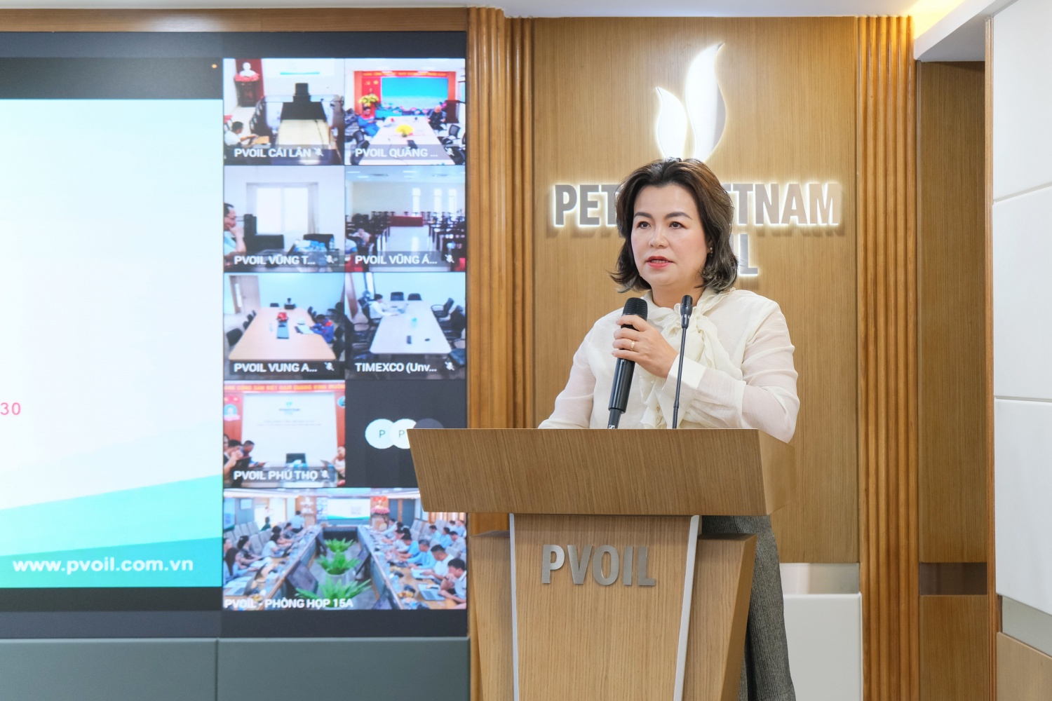 Bà Lê Thị Thu Hương – Phó Tổng Giám đốc PVOIL phát biểu khai mạc chương trình.