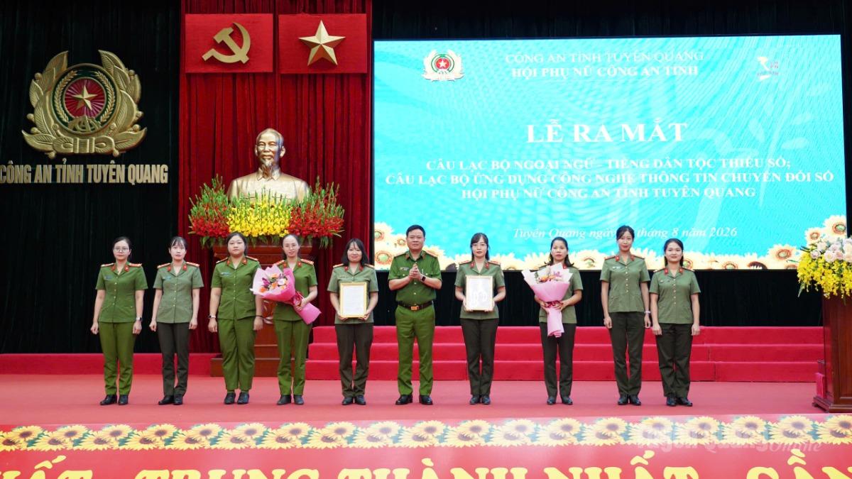 Lãnh đạo Công an tỉnh trao quyết định, tặng hoa chúc mừng Câu lạc bộ Ngoại ngữ, tiếng dân tộc thiểu số và Câu lạc bộ Ứng dụng công nghệ thông tin, chuyển đổi số.
