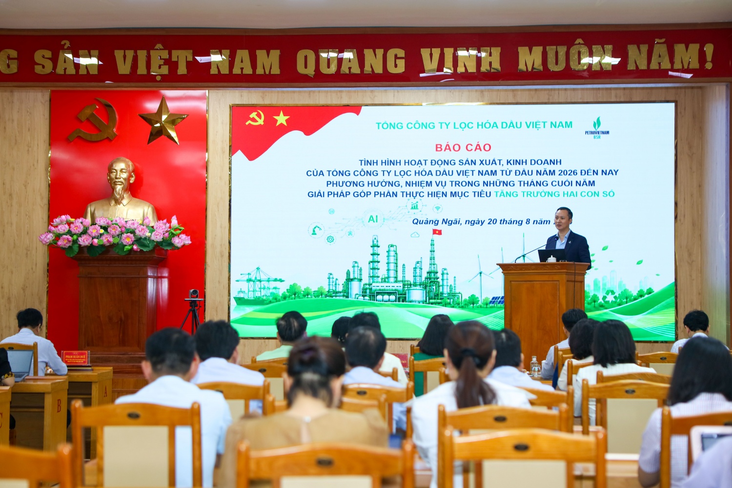 Đồng chí Phạm Minh Nghĩa - Trưởng Ban Tuyên giáo Đảng ủy, Phó Tổng Giám đốc BSR trình bày báo cáo về tình hình sản xuất, kinh doanh 7 tháng đầu năm và định hướng phát triển của Tổng Công ty trong giai đoạn mới.