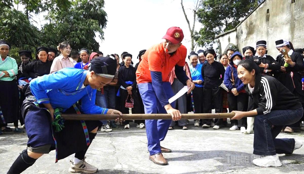 Sôi  nổi các trò chơi dân gian trong ngày hội.