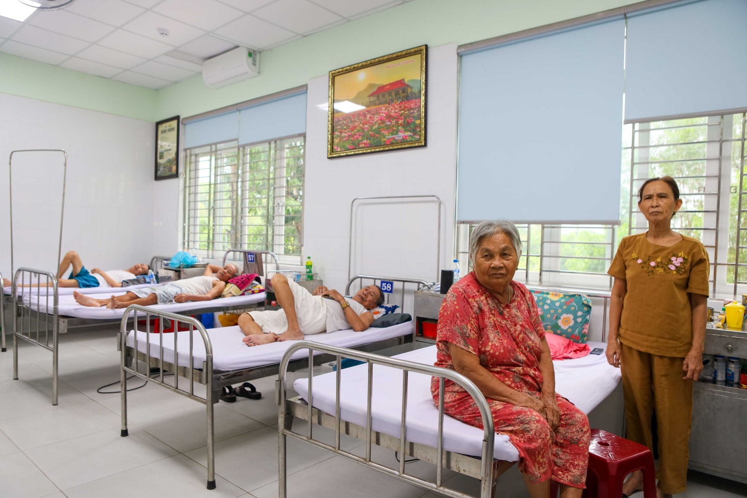 Cụ bà Phan Thị Khánh (áo đỏ) đang điều trị tại Khoa Y học cổ truyền - Phục hồi chức năng Bệnh viện.
