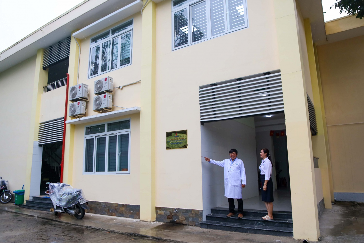 Bác sĩ Chuyên khoa II Võ Hùng Viễn – Giám đốc Bệnh viện Đa khoa khu vực Bình Sơn chia sẻ sự đồng hành, hỗ trợ thiết thực của BSR đã góp phần giúp Bệnh viện tăng thêm đáng kể quy mô chăm sóc, điều trị cho bệnh nhân.