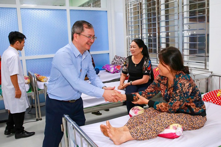 Đại diện BSR, ông Khương Lê Thành – Thành viên HĐQT BSR chia sẻ, động viên các bệnh nhân đang khám chữa bệnh tại Bệnh viện Đa khoa khu vực Bình Sơn.