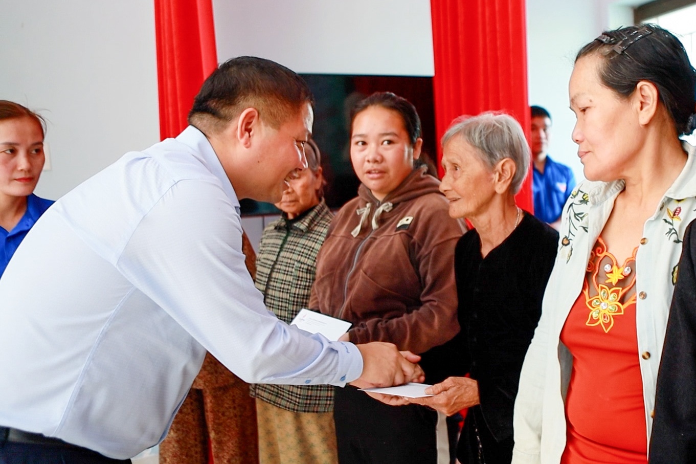 Chủ tịch HĐQT BSR Bùi Ngọc Dương tặng quà, thăm hỏi bà con tại Quảng Ngãi.