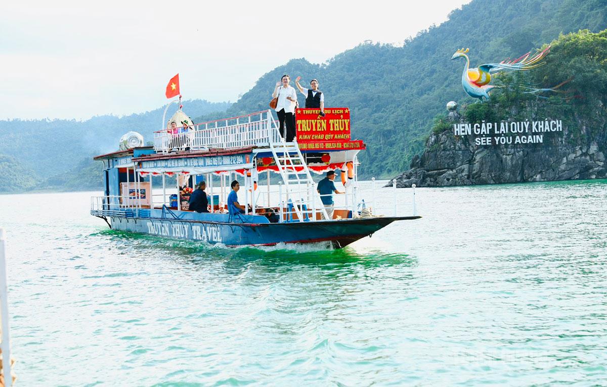 Du khách khám phá vẻ đẹp sơn thủy  hữu tình trên lòng hồ thủy điện Tuyên Quang.