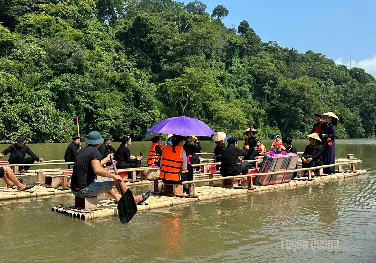 Du khách trải nghiệm đi mảng, thưởng thức hát Then,đàn Tính trên Hồ Nà Nưa - Khu di tích quốc gia đặc biệt Tân Trào.