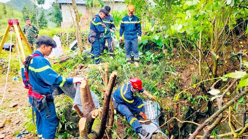 Tuyên Quang: Căng mình đưa nạn nhân từ độ sâu hơn 40m lên khỏi hang