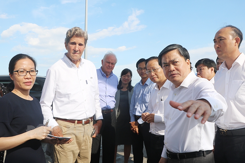 Bến Tre: Đặc phái viên của Tổng thống Hoa Kỳ về biến đổi khí hậu John Kerry làm việc tại Bến Tre
