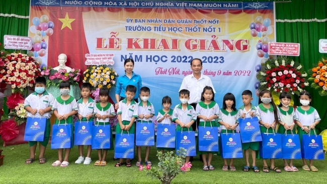 Cần Thơ: Công ty Nhiệt điện Cần Thơ tặng 100 phần quà cho học sinh nhân ngày khai trường