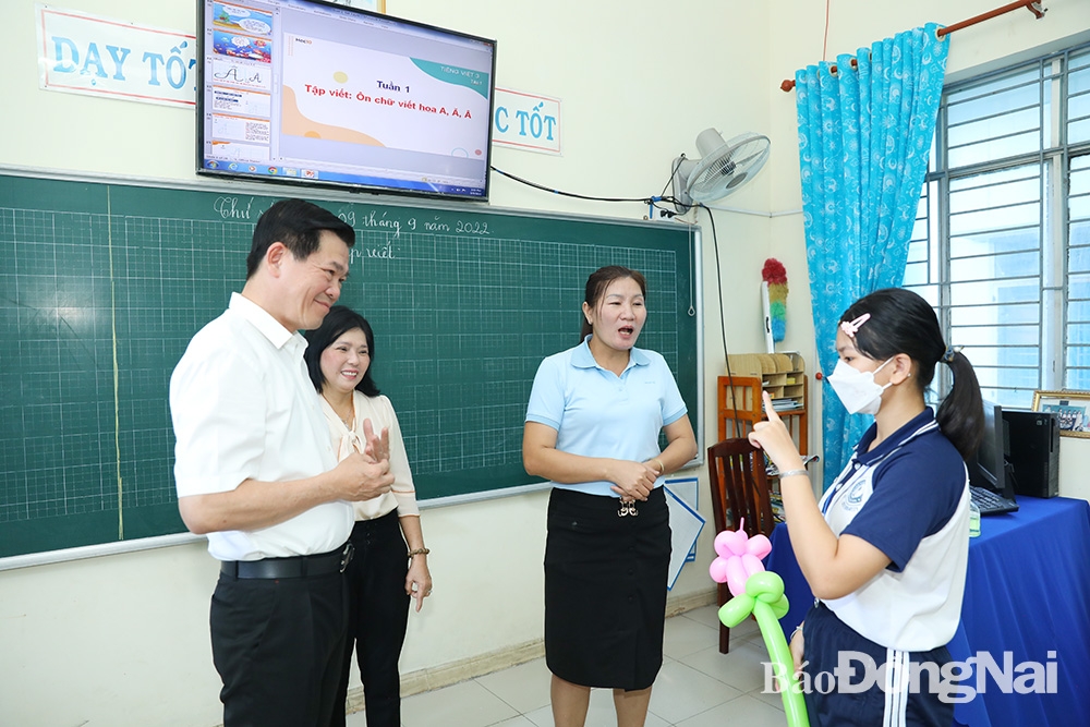 Đồng Nai: Bí thư Tỉnh ủy Nguyễn Hồng Lĩnh tặng quà trung thu cho học sinh tại Trung tâm nuôi dạy trẻ khuyết tật