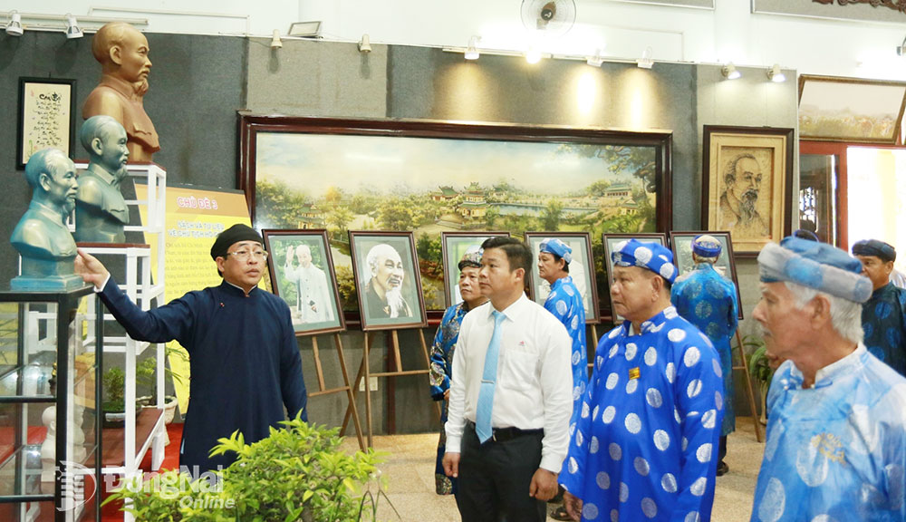 Người dân tham quan triển lãm chuyên đề “Dấu ấn chân dung Chủ tịch Hồ Chí Minh”. Ảnh: Sông Thao