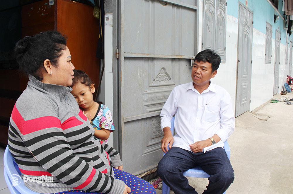 Anh Nguyễn Văn Thanh thăm hỏi công nhân lao động tại khu nhà trọ của mình. Ảnh: H.Thảo