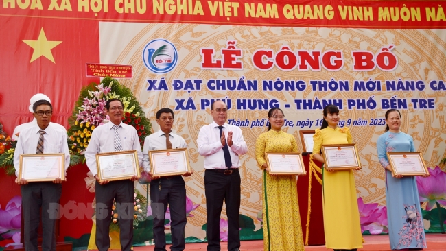TP. Bến Tre công bố xã Phú Hưng đạt chuẩn nông thôn mới nâng cao
