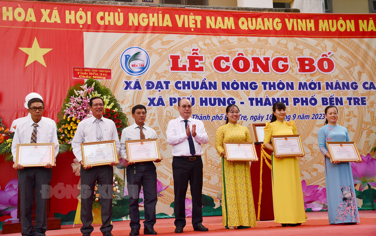 Bí thư Thành ủy Nguyễn Văn Tuấn trao bằng khen của UBND cho các tập thể tiêu biểu trong phong trào xây dựng xã NTM nâng cao Phú Hưng.
