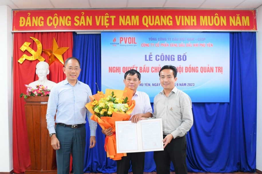 Ông Cao Hoài Dương – Bí thư Đảng ủy, Chủ tịch HĐQT PVOIL (bên trái) và ông Ngô Văn Nhiệm – Giám đốc PVOIL Phú Yên (bên phải) trao Nghị quyết và tặng hoa chúc mừng ông Nguyễn Mậu Dũng