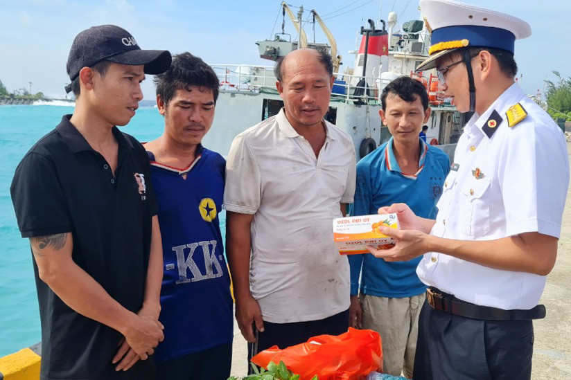 Khánh Hòa: Tặng quà, hỗ trợ ngư dân vào tránh trú bão ở Trường Sa