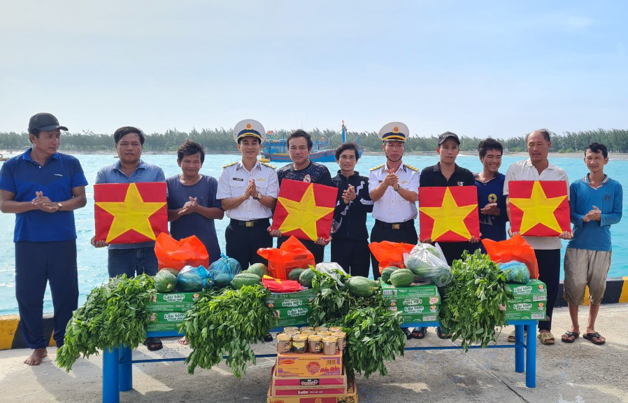 Khánh Hòa: Tặng quà, hỗ trợ ngư dân vào tránh trú bão ở Trường Sa