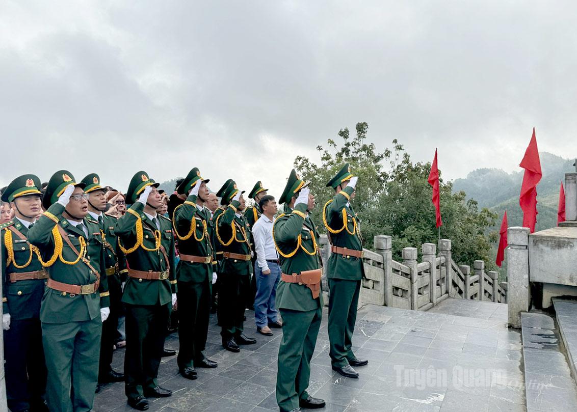 Tuyên Quang: Nghi lễ thượng cờ và chào cờ tại Cột cờ Quốc gia Lũng Cú